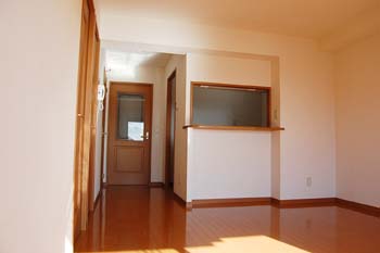 Living and room. LDK is face-to-face kitchen. Per day is good on the south-facing.