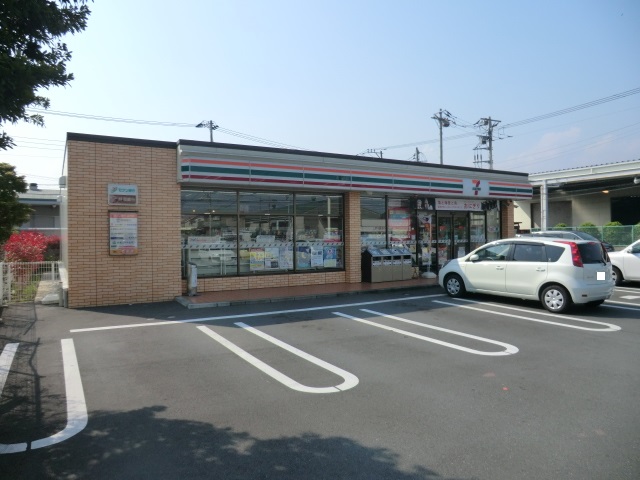 Convenience store. 700m to Seven-Eleven (convenience store)