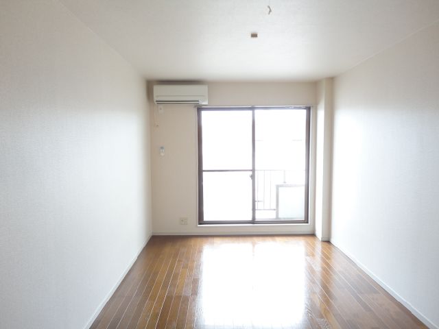 Living and room. Bright Western-style facing the balcony ☆