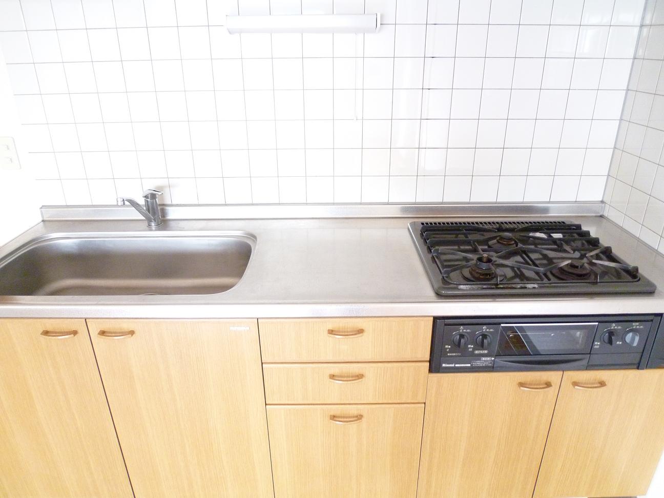 Kitchen. 3-neck with stove grill