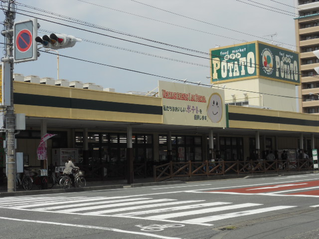 Supermarket. Potato three kindergartens store up to (super) 721m