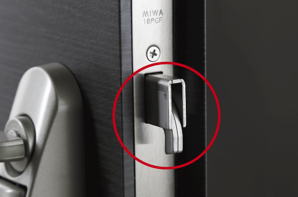 Security.  [Sickle shape deadbolt] And dead bolt becomes sickle, Less likely to deviate from the sickle is received, And exhibit a high security performance against violent vandalism, such as the bar attack (same specifications)