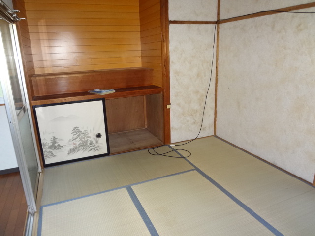 Other room space. Easy-to-use storage!