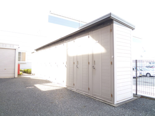 Other Equipment. Door to door with special storeroom. Snow tire also contains a breeze.