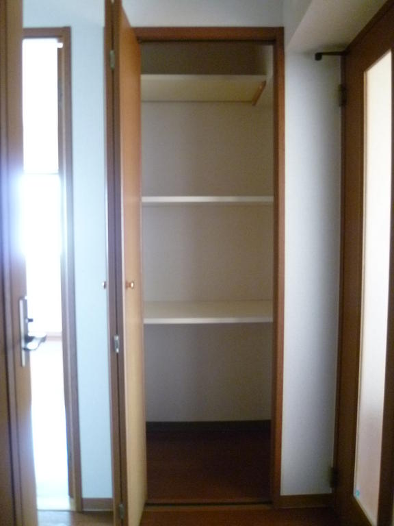 Receipt. There compartment in the hallway. It can be stored daily necessities, etc..