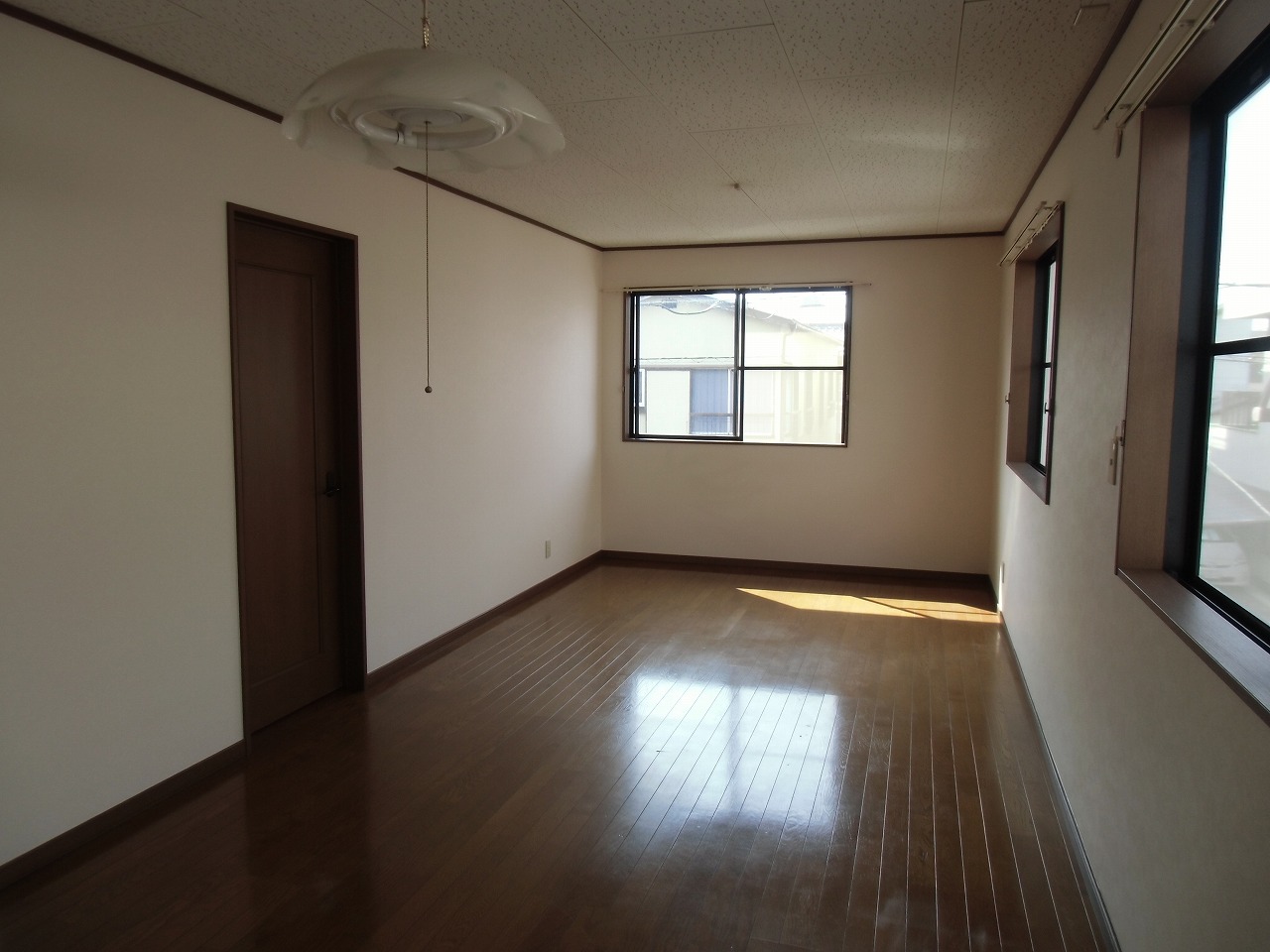 Living and room. 2 Kaiyoshitsu