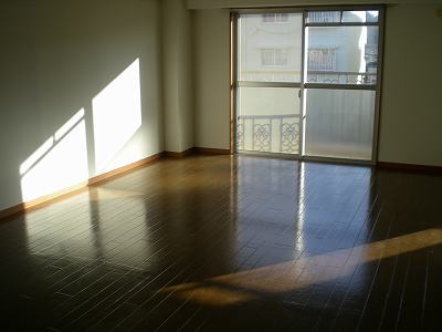 Living and room. Loose of 13 quires LDK