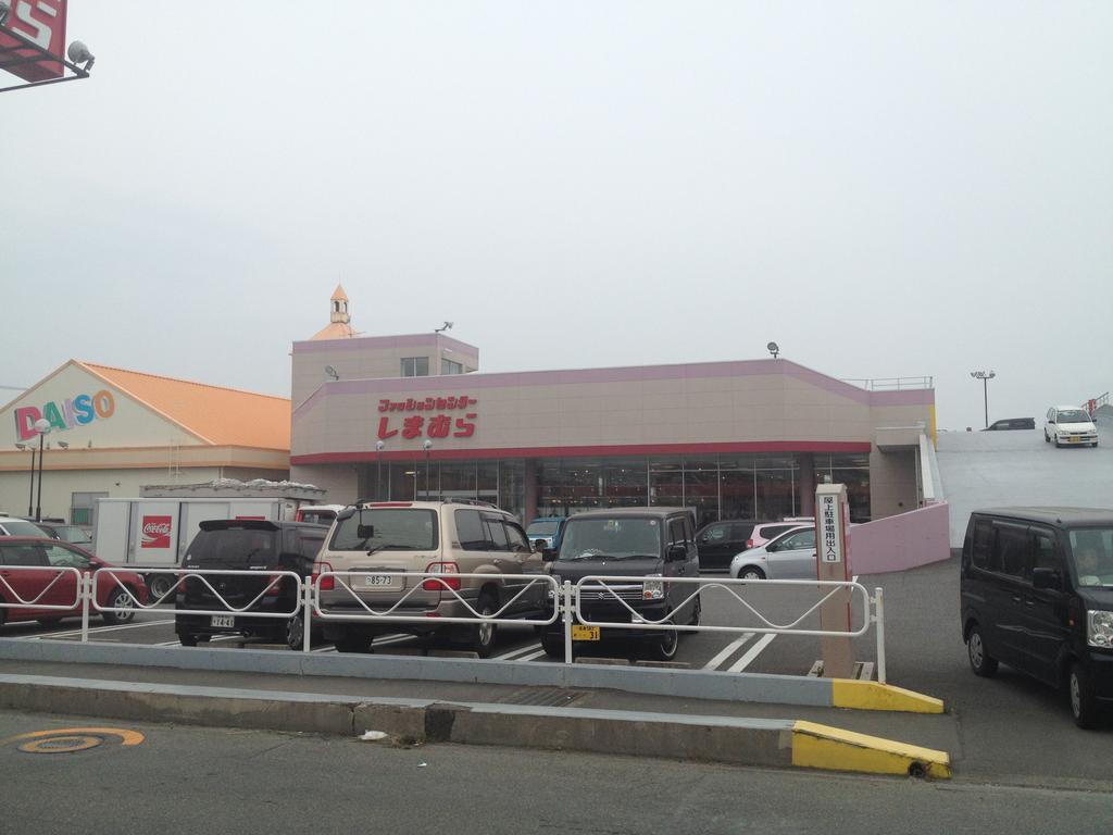 Supermarket. Makkusubaryu Otsuka to the store (supermarket) 10m