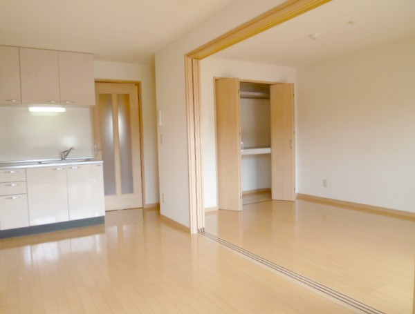 Living and room. LDK and Western will bulkhead. 3 doors