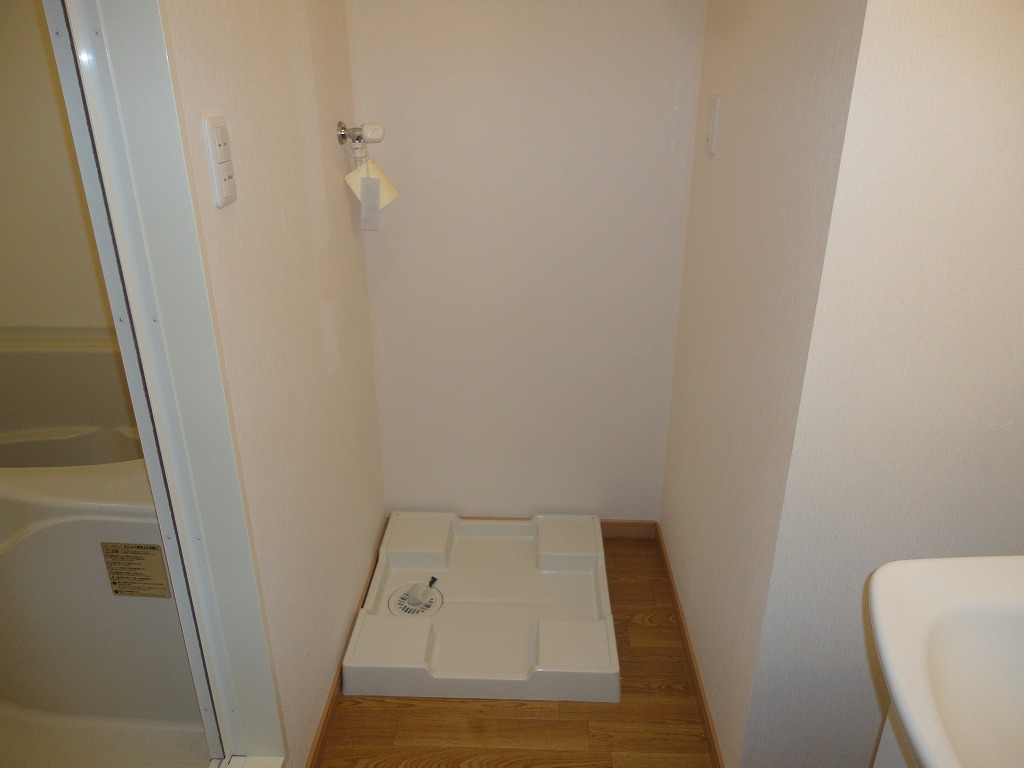 Washroom. Laundry Area