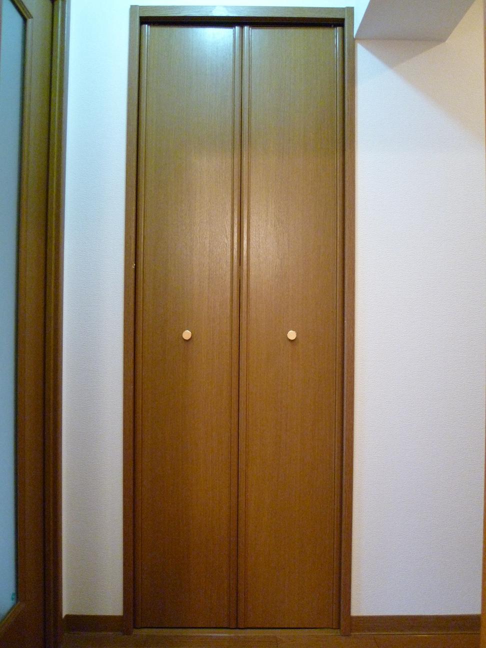 Receipt. It is accommodating to put daily necessities such as in the hallway