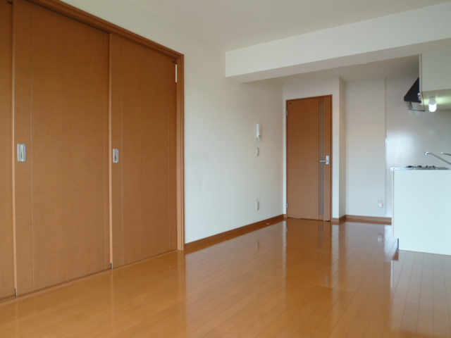 Living and room. This is the feeling when closing the three door.