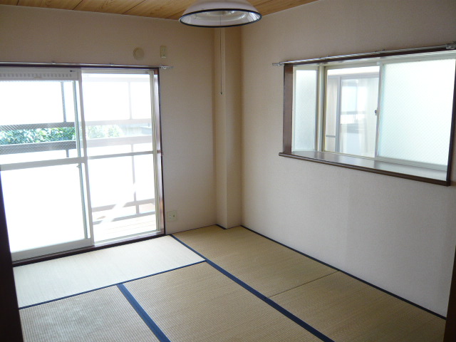 Living and room. Bay window is none