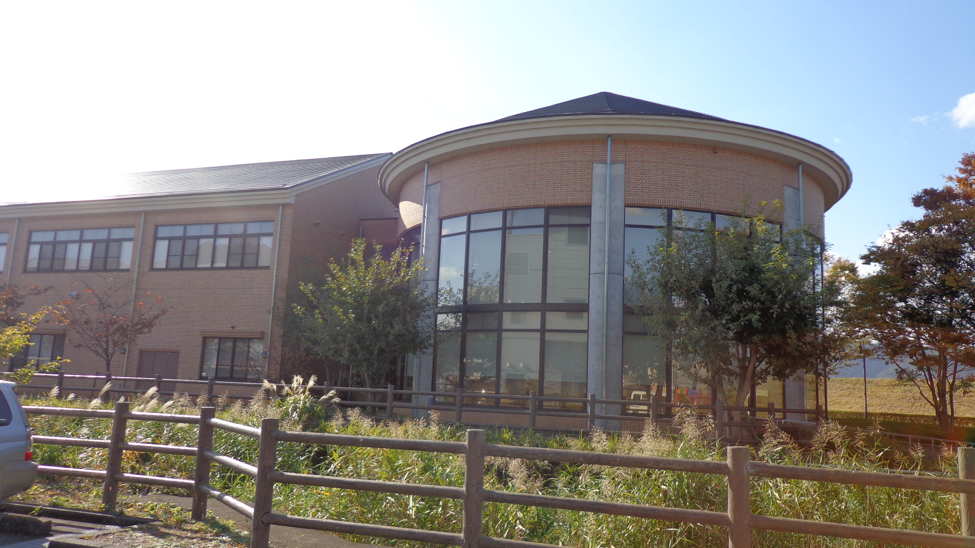 library. 962m to the north library (library)