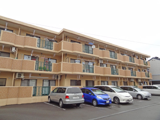 Building appearance. "Anzai Chome," a 3-minute walk from the bus stop, "Yanagi" a 5-minute walk from the bus stop