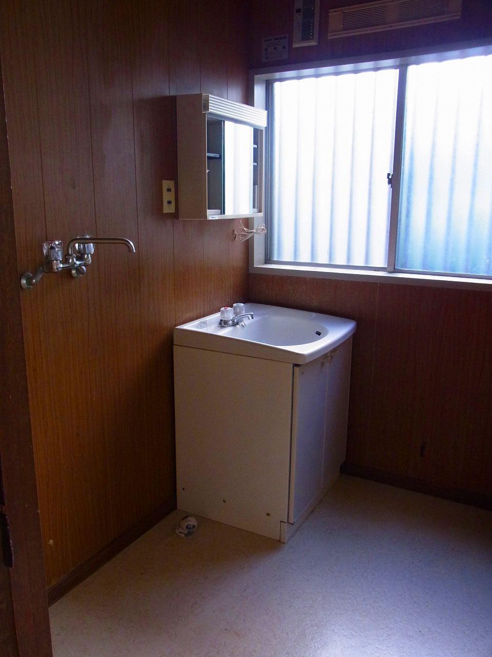 Wash basin, toilet. Washroom