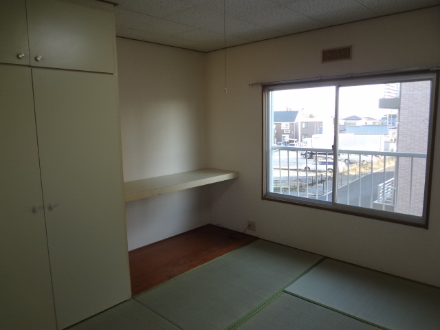 Living and room.  ☆ Convenient shelf with a Japanese-style room ☆