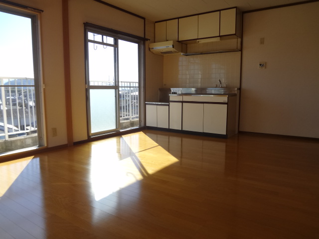 Living and room.  ☆ Facing south in a sunny LDK ☆