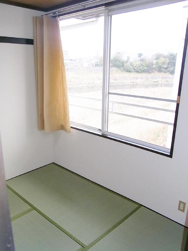 Other room space. It is full tatami smell of