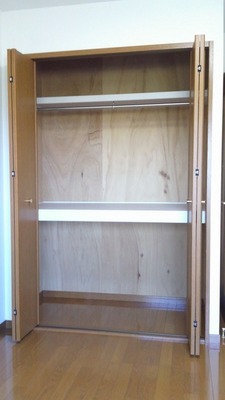 Receipt. Western-style closet is spread