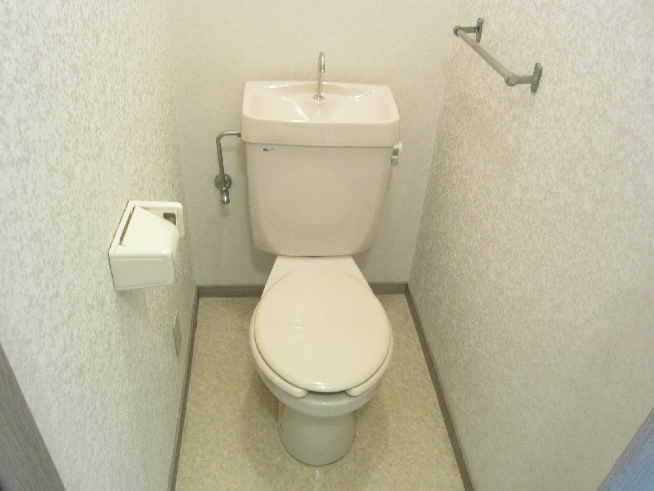 Toilet. bus ・ It is another toilet!