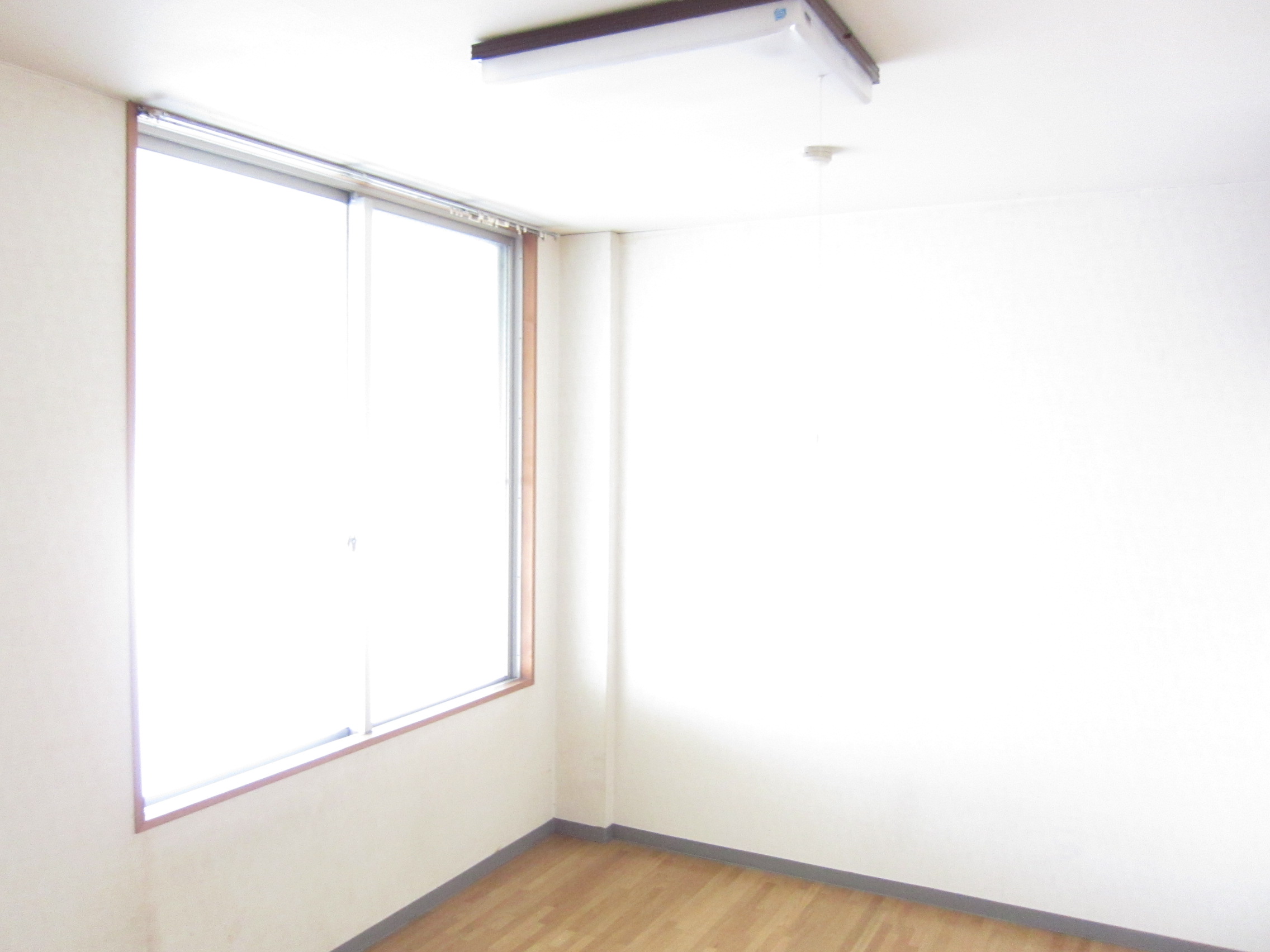 Living and room. Western-style is 6 Pledge. It is a large window!