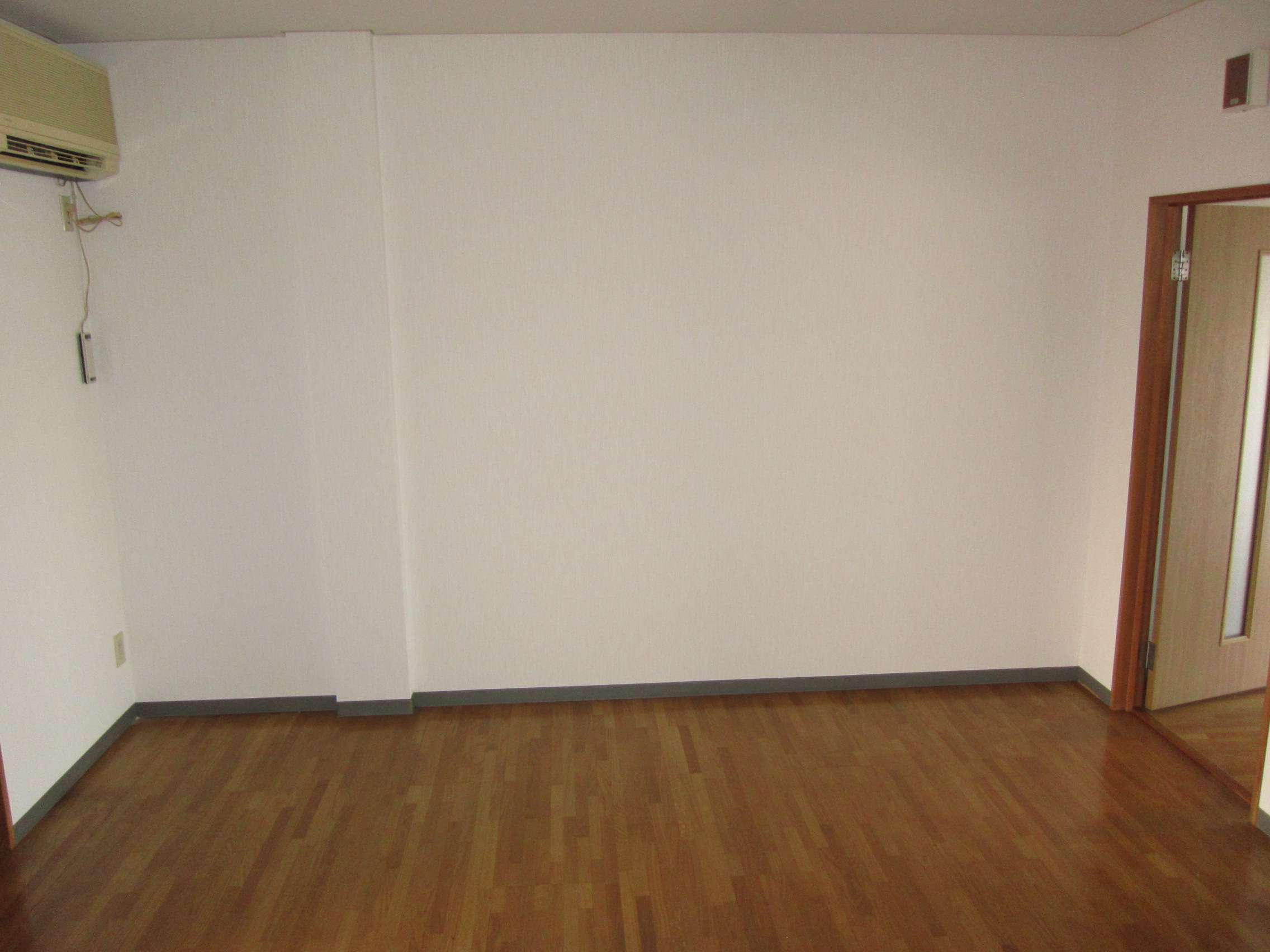 Living and room. Air conditioning is affixed to the LDK and the Japanese-style room!