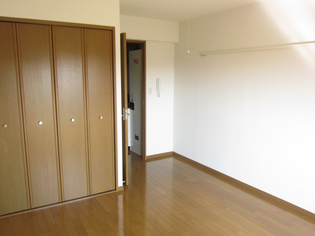 Living and room. Western is 8 pledge.