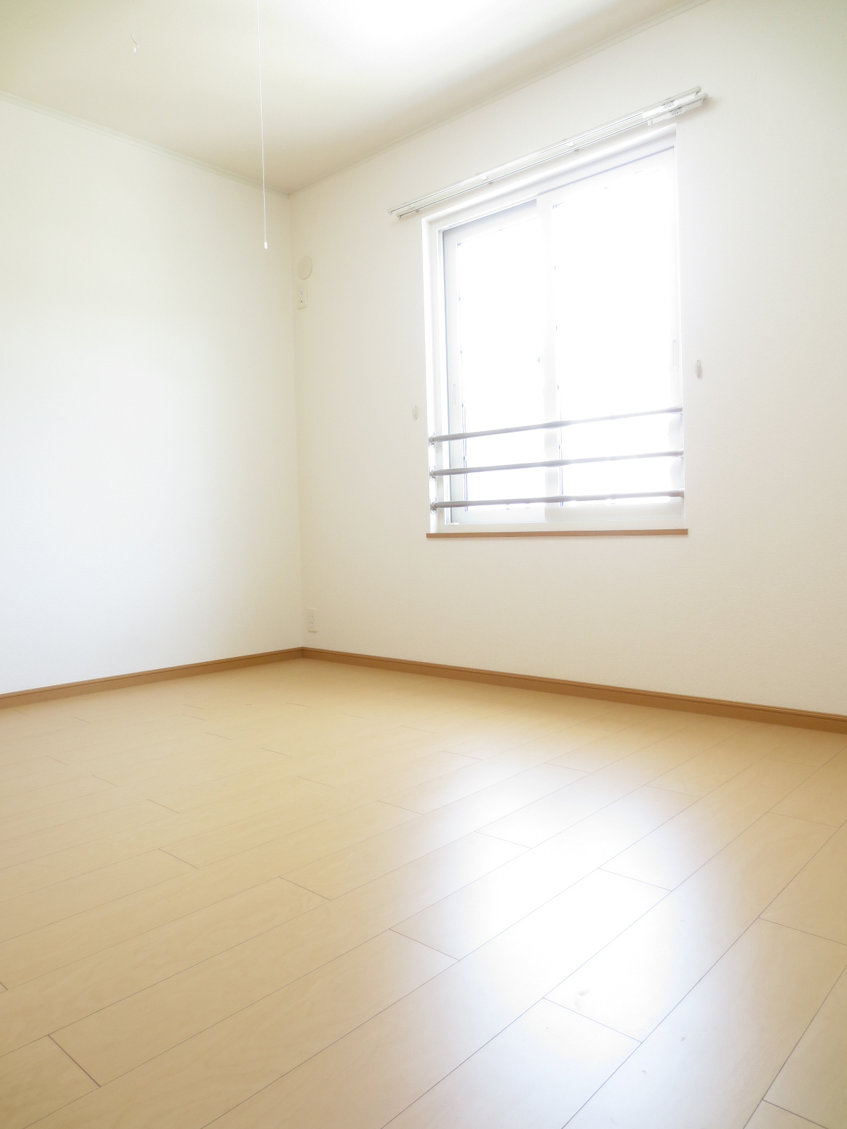 Living and room. Western-style is 6 Pledge! It is wide enough in the bedroom!