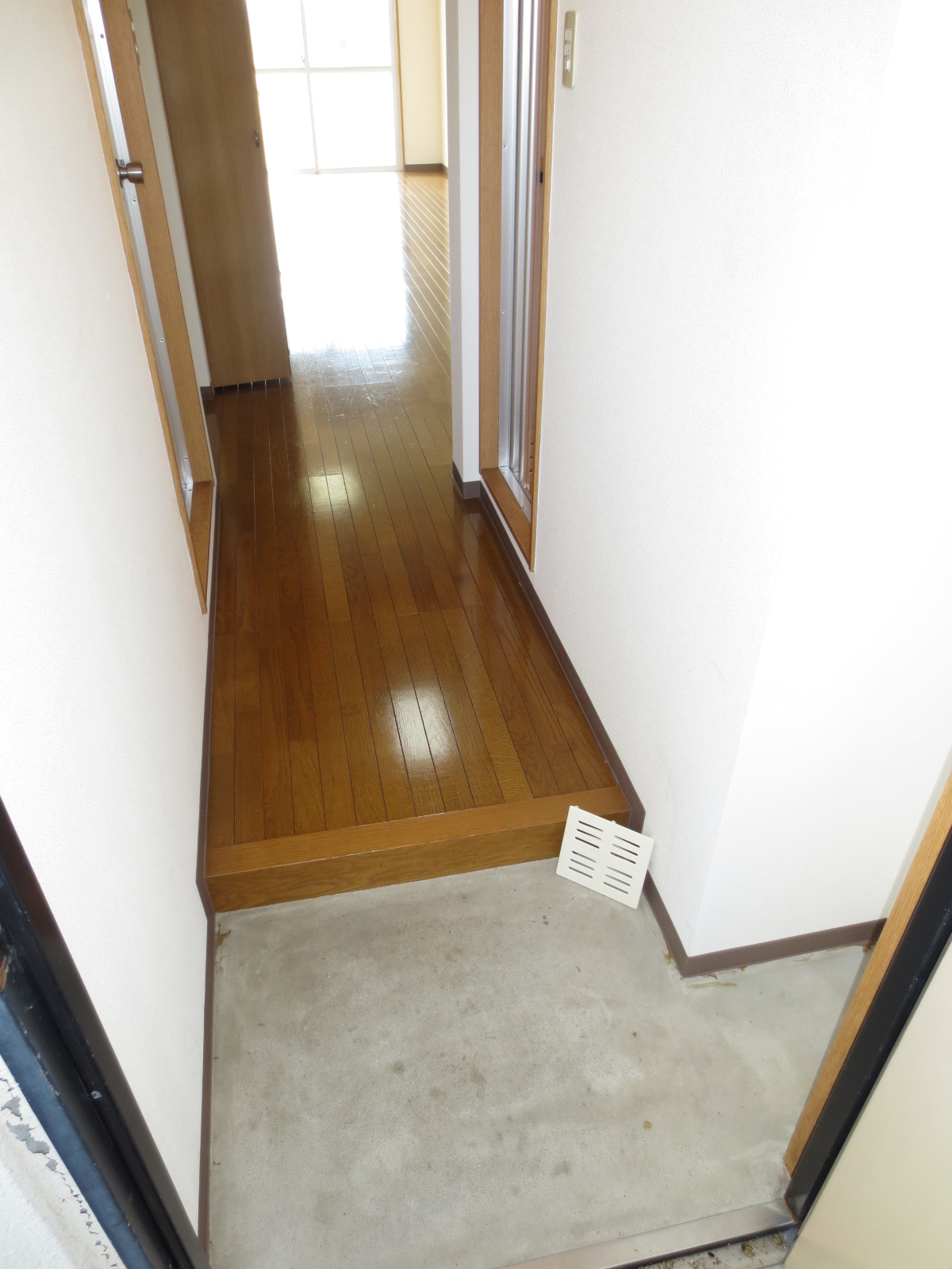 Entrance. There is also space for a shoe box!