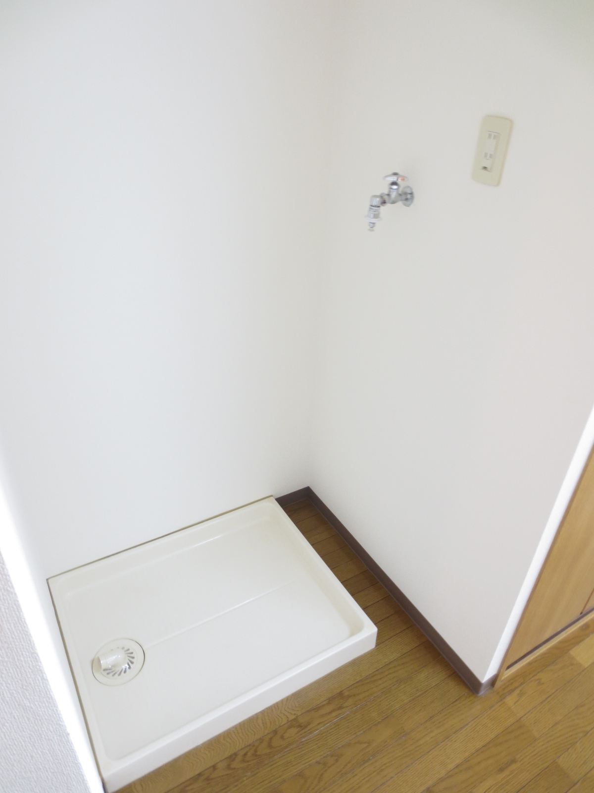 Other room space. The washing machine yard indoor!