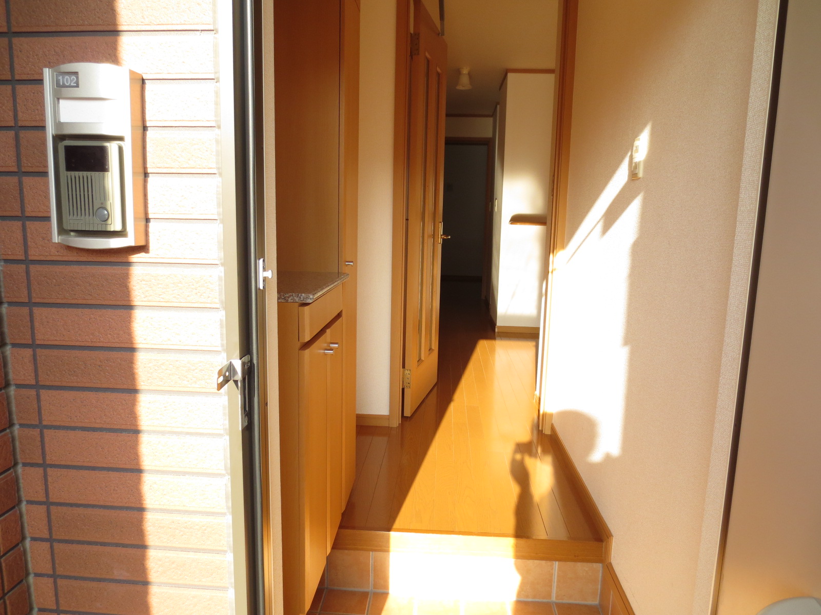 Other room space. It is a scene that opened the front door.