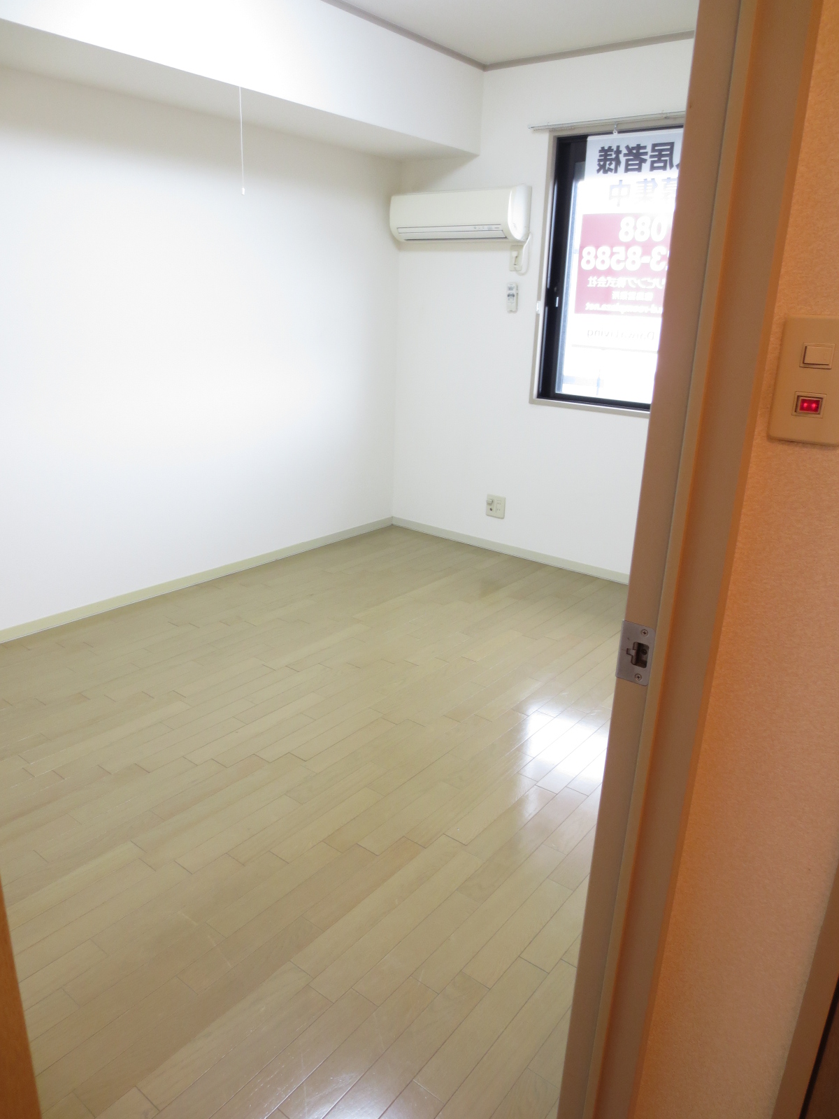 Living and room. Western-style is 6 Pledge.