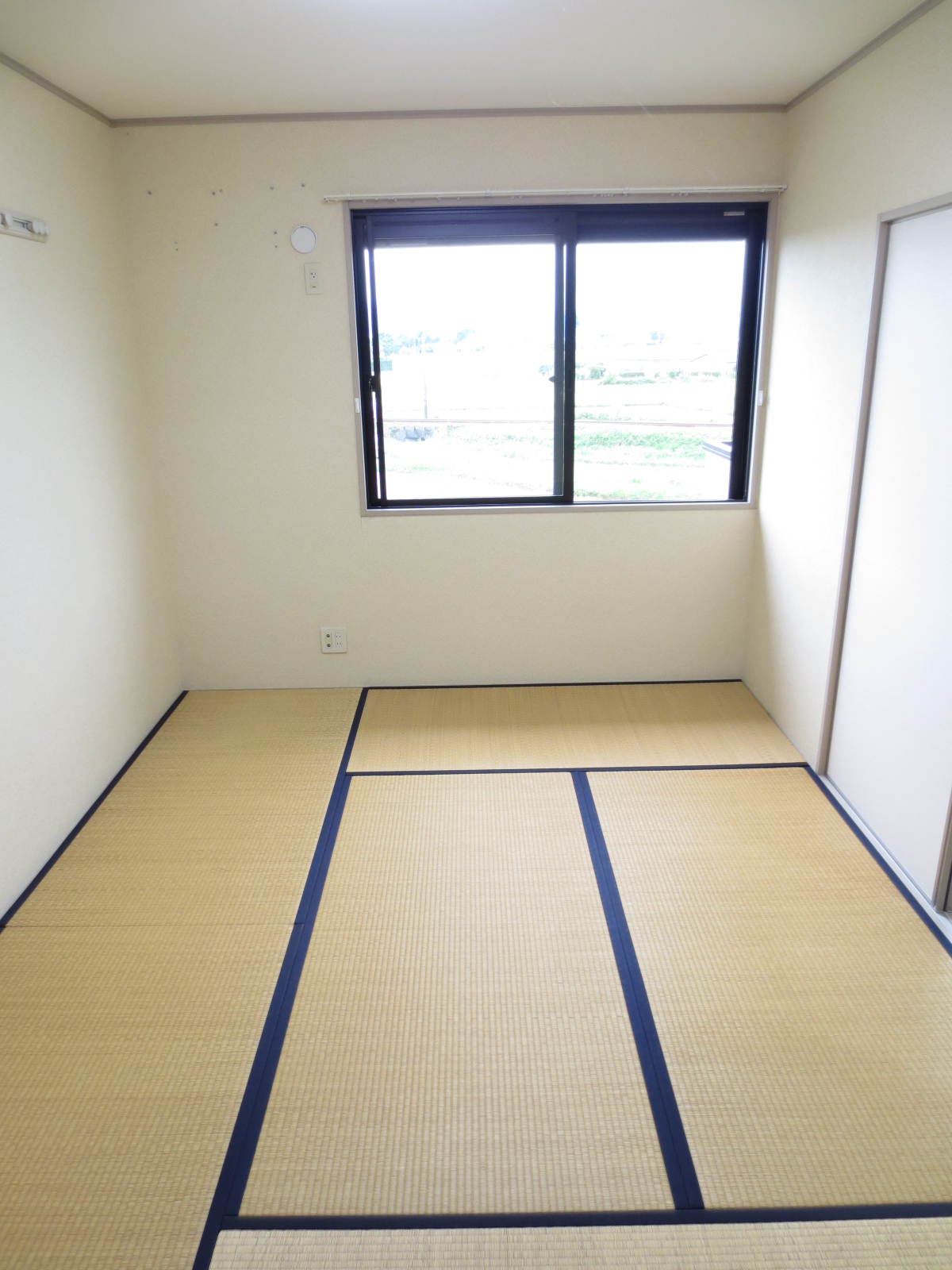 Living and room. Japanese-style room is 6 quires.