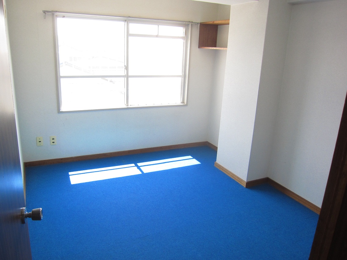 Living and room. Western-style is 4.5 Pledge!