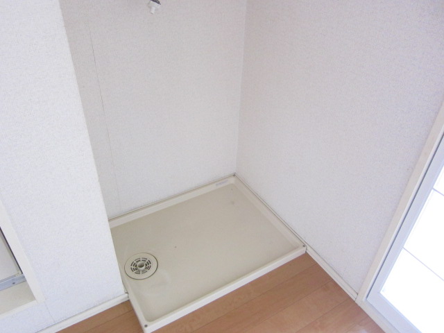 Bath. Indoor Laundry Storage