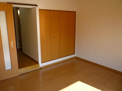 Living and room. living ~ (> <) /