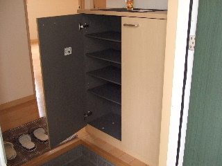 Entrance. Also equipped with shoes BOX.