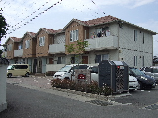 Building appearance. Southeast appearance. Is a corner lot.