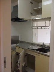 Kitchen. Let's enjoy the dishes are in the yellow kitchen.