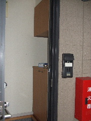 Entrance. It entrance is easy to organize that with a ceiling height of shoes BOX.