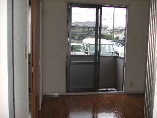 Living and room. bright, It is a good Western-style room with ventilation.