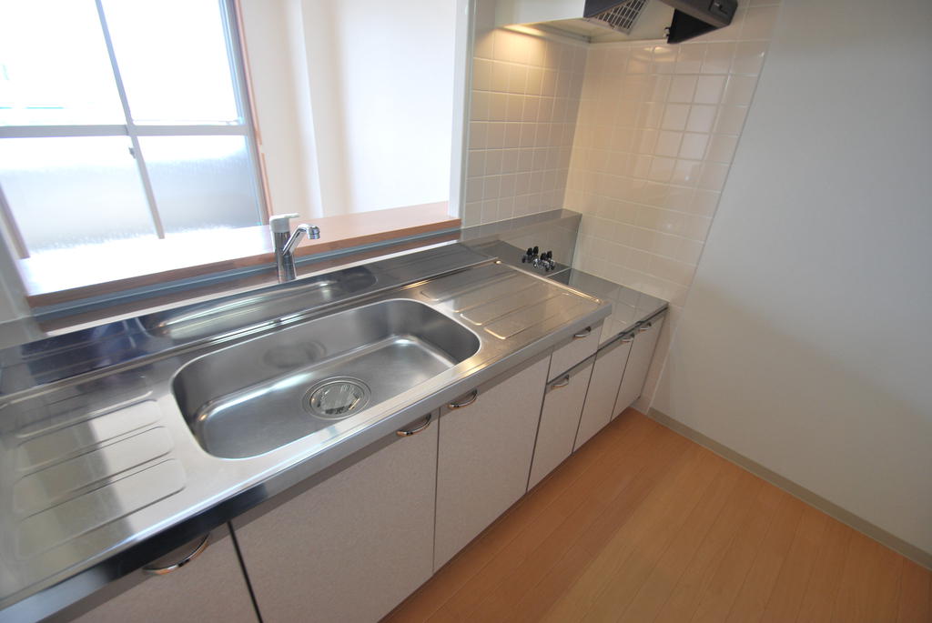 Kitchen. Kitchen (> <)