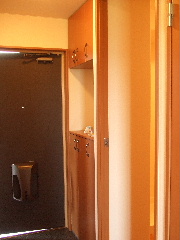 Entrance. Also is spread entrance of the ceiling height of the shoes BOX equipped.