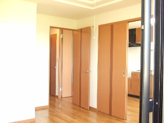 Living and room. Brightly, Good is DK ventilated.