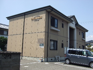 Building appearance. Northeast appearance. There is a penetration path to the building.