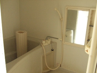 Bath. Please drop the fatigue of the day in this bathroom.