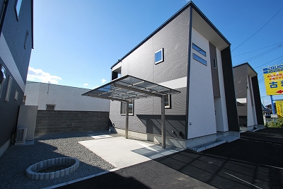 Building appearance. Photograph is of the same type model.