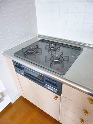 Kitchen. 3-burner stove