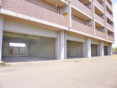 Parking lot. First floor roof Yes Parking